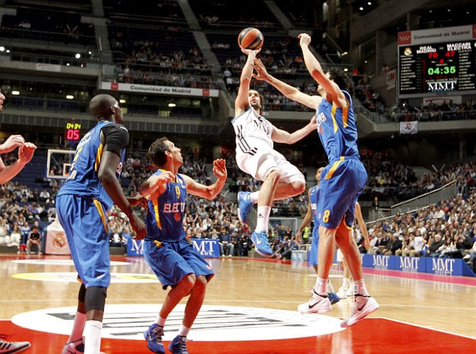 Llull tira a canasta en el segundo partido de la serie ante el Maccabi