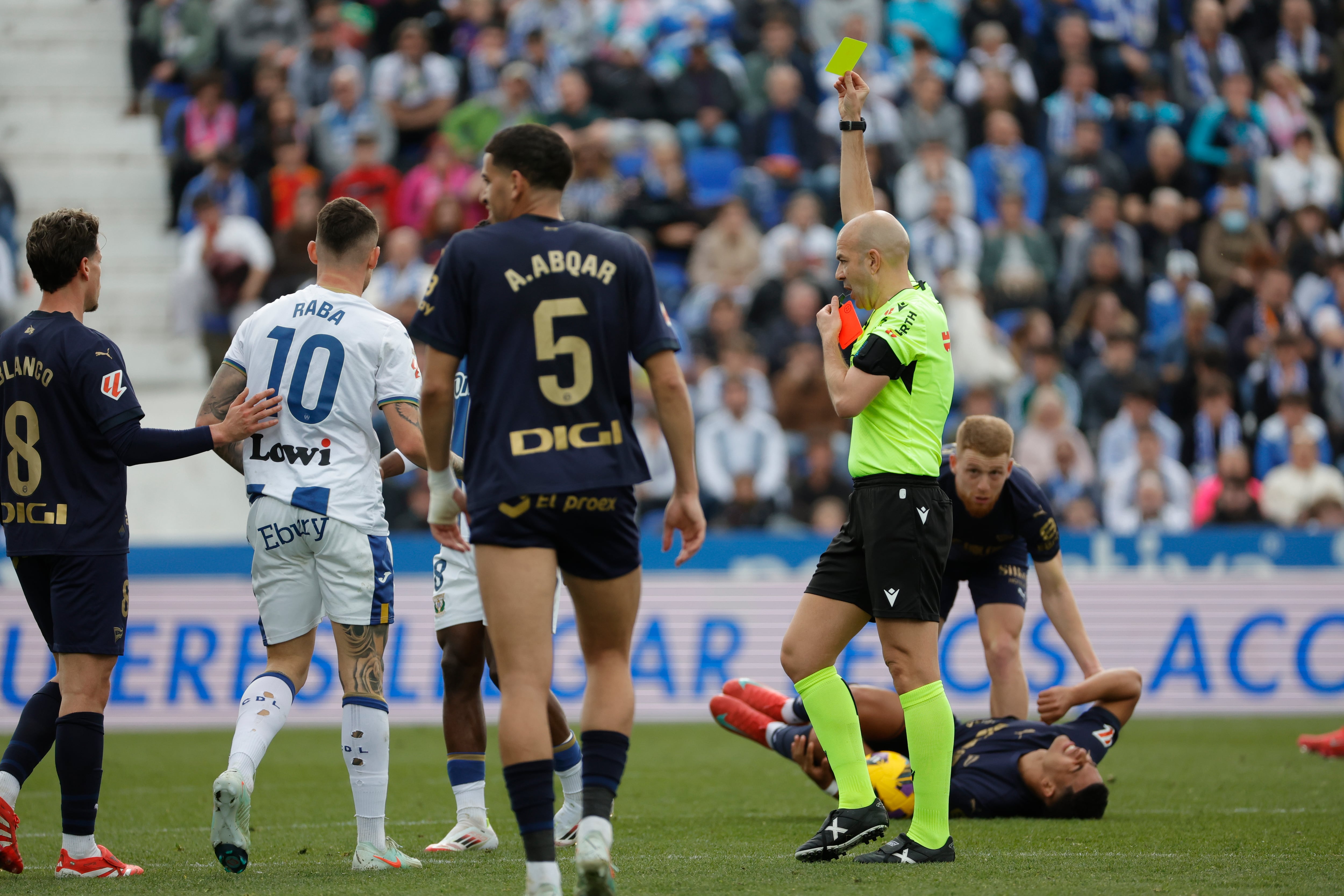 LEGANÉS (MADRID), 15/02/2025.- El colegiado del encuentro González Fuertes, muestra una tarjeta amarilla durante el partido de la jornada 24 de la LaLiga EA Sports entre el Leganés y el Alavés, disputado este sábado en el estadio de Estadio de Butarque de Leganés (Madrid).- EFE/ Zipi
