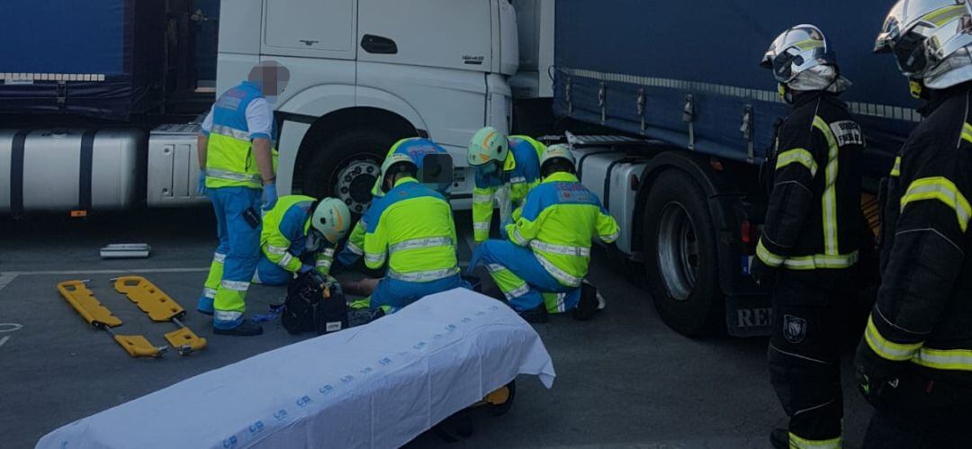 Los bomberos han tenido que rescatar al hombre atrapado entre dos camiones