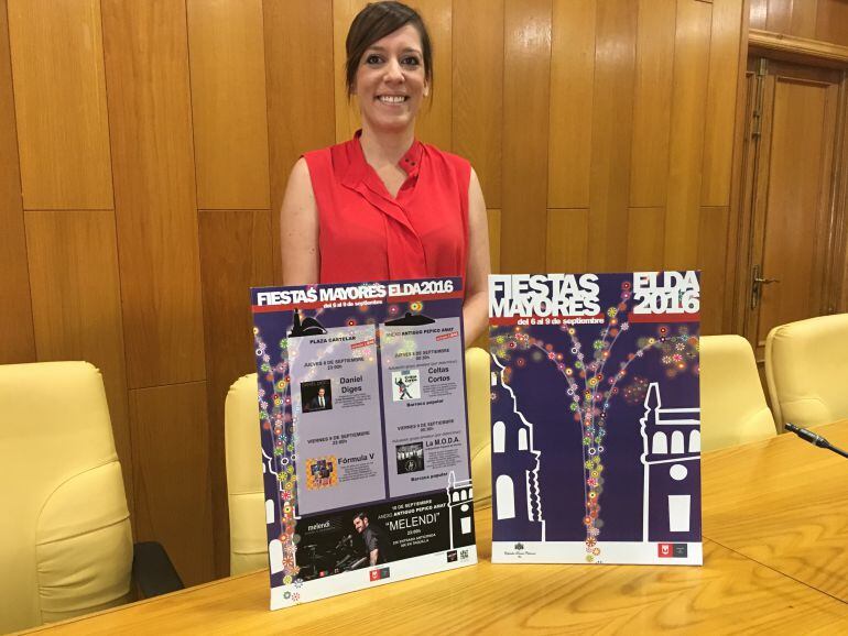 La edil de fiestas con el cartel anunciador y el de los conciertos