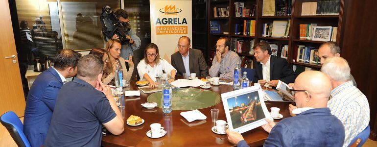 Ethel Vázquez con la asociación de empresarios de Agrela.