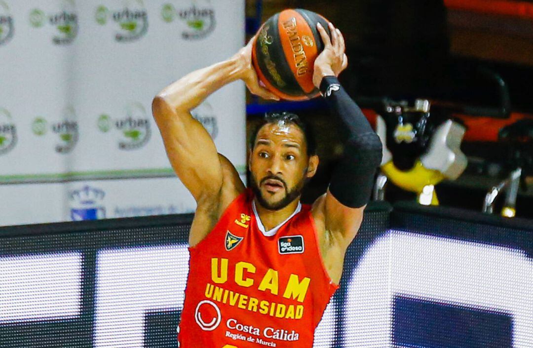 Sadiel Rojas con el balón