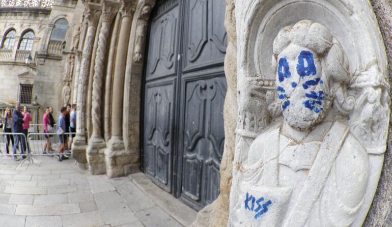 GRAF2794. SANTIAGO DE COMPOSTELA. La fachada de Platerías de la catedral de Santiago de Compostela ha aparecido esta mañana con un grafiti en una de sus figuras.