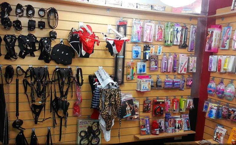 Roban 600 juguetes eróticos en un sex shop de Almería capital.
