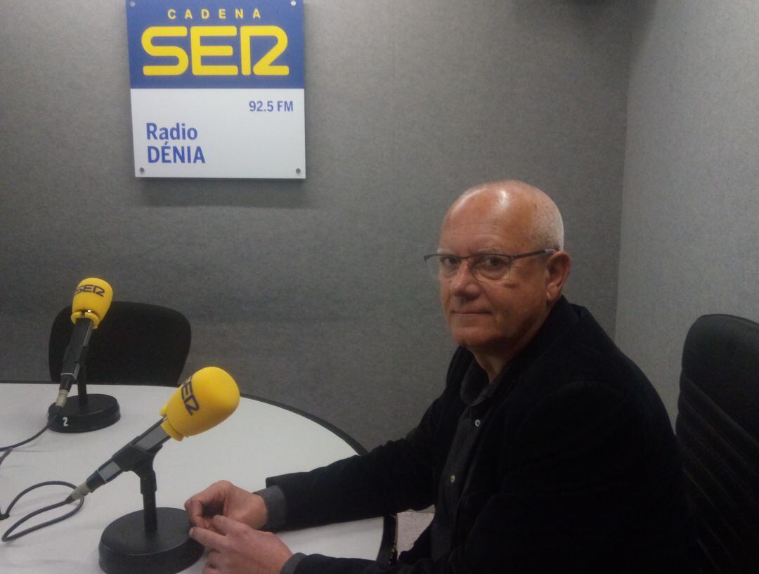 Fotografía del alcalde de Dénia, Vicent Grimalt, durante el balance político de 2018, en Radio Dénia Cadena SER.