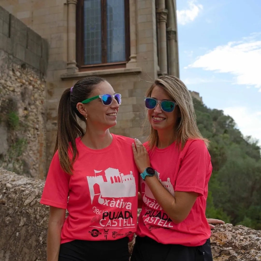 Maria Ureña y Nerea Roses con la camiseta de la carrera