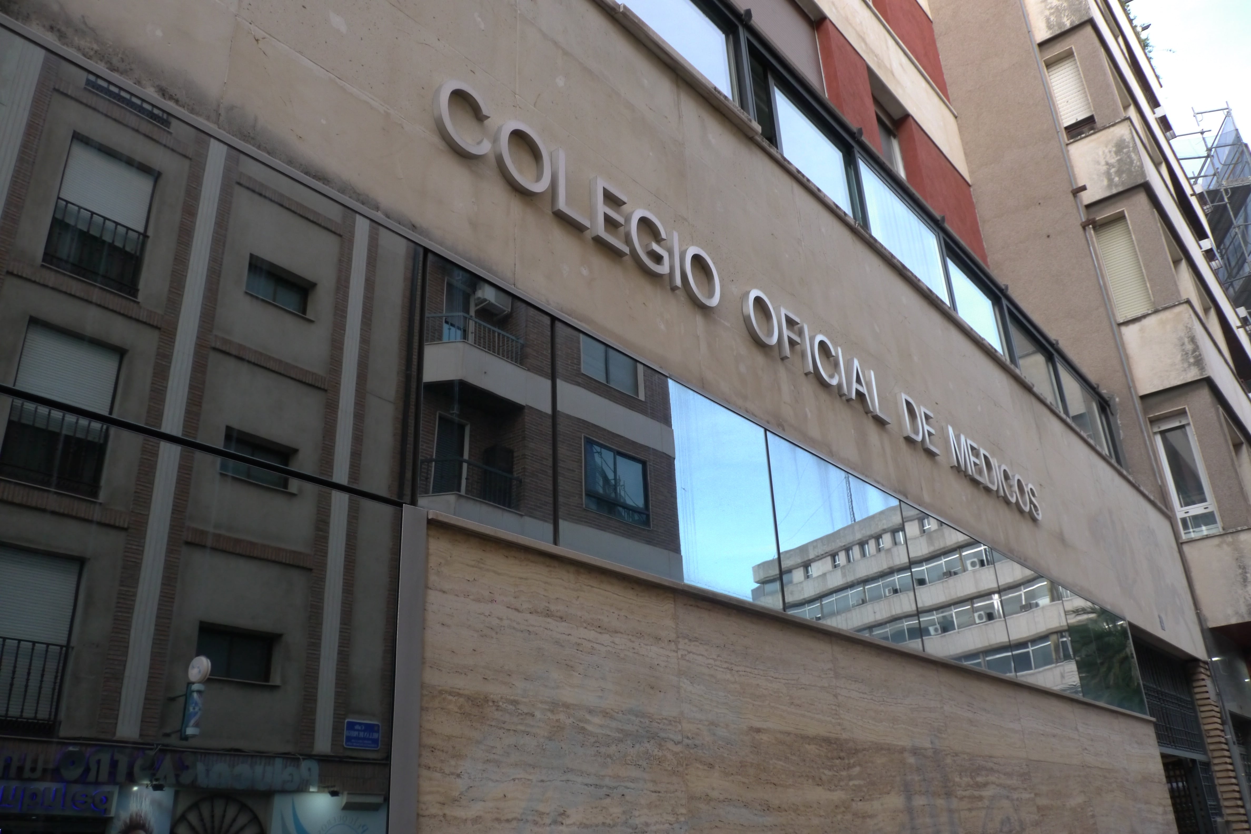 Fachada del Colegio Oficial de Médicos de Jaén.