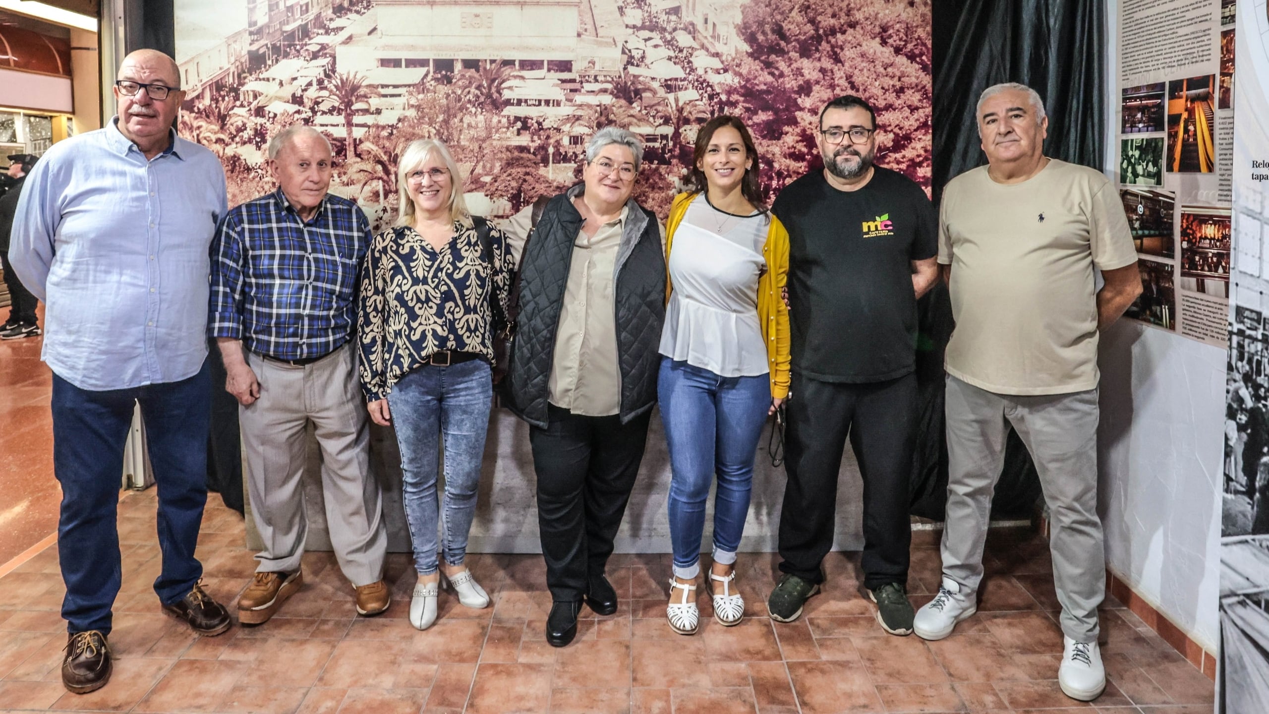 La concejala de Mercados de Elda, Silvia Ibáñez, junto a todos los presidentes de la Asociación de Comerciantes del Mercado Central de Elda