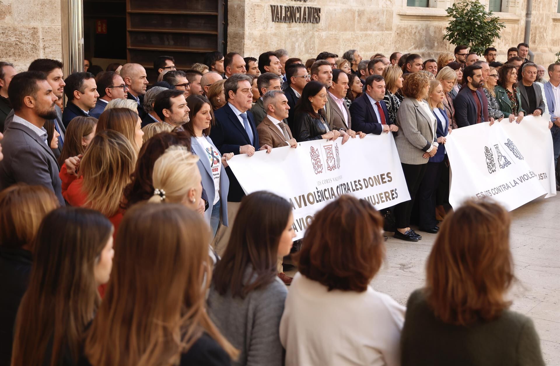 Minuto de silencio por el asesinato machista de Rocío ante Les Corts