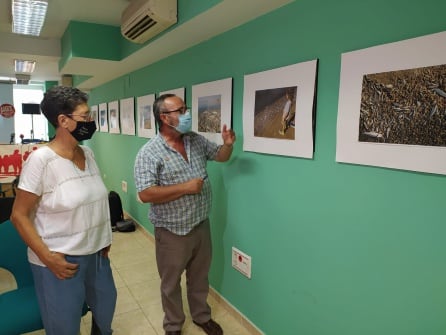 Vicente Sandoval, secretario de Salud Laboral y Cambio Climático en UGT Málaga, explicando las fotografías que muestran el deterioro del Mar Menor.