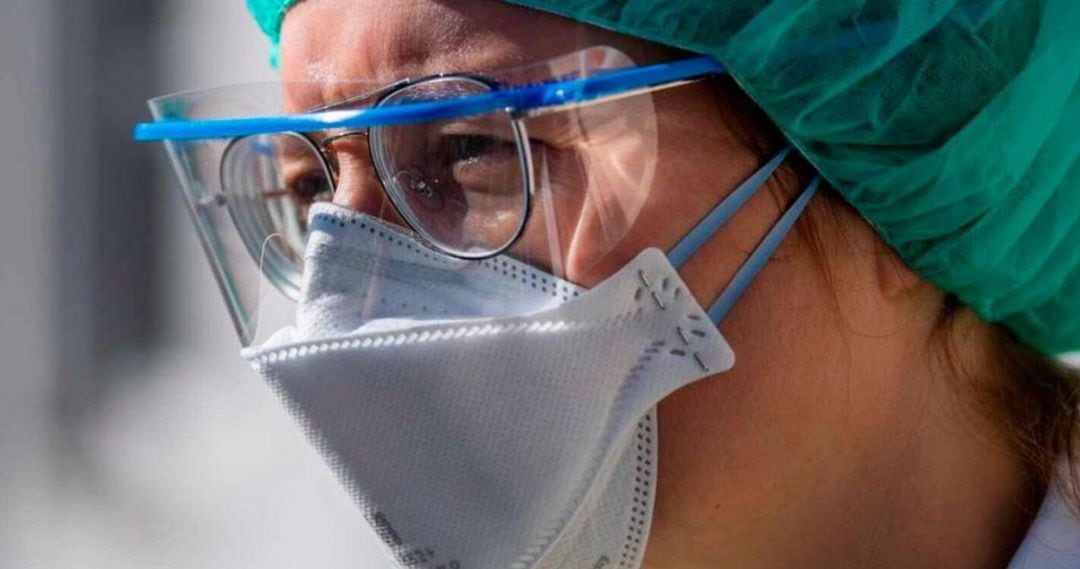 Un médico con material de protección frente al coronavirus  