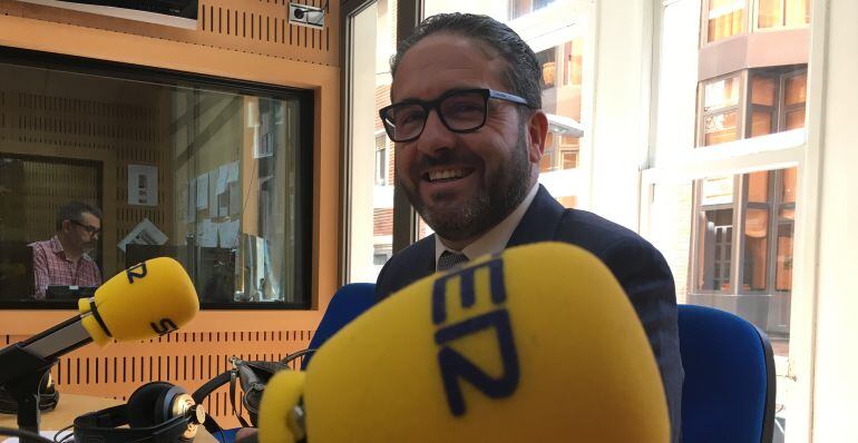 Miguel López Abad en los estudios de Radio Murcia