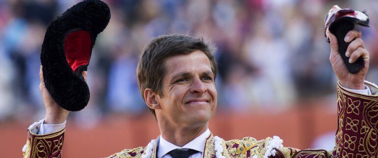 El diestro Julián López 'El Juli' tras cortar una oreja a su primer toro durante la séptima corrida de abono de la Feria de Abril