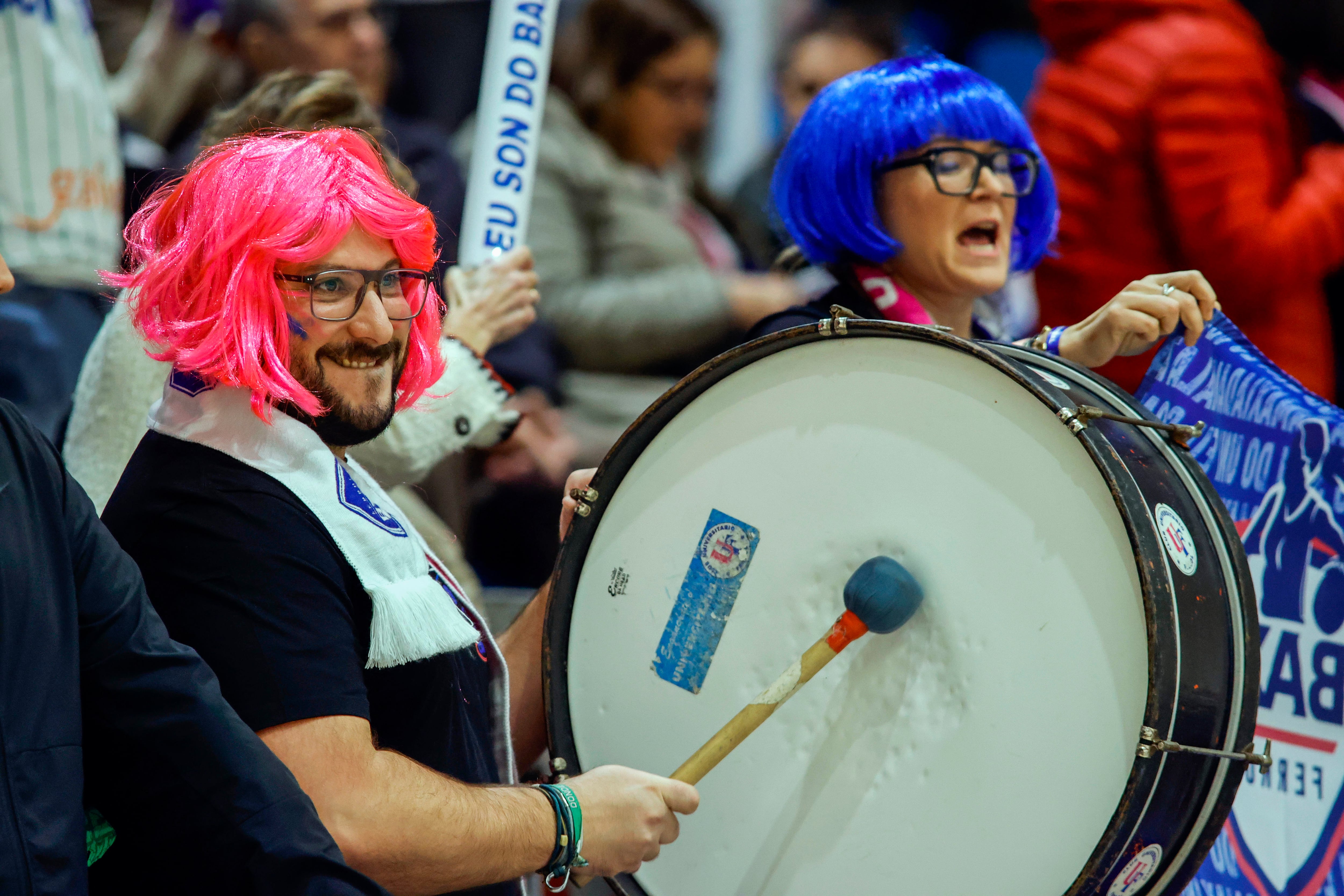 Aficionados en A Malata durante el Baxi-Dinamo Sassari (foto: Kiko Delgado / EFE)