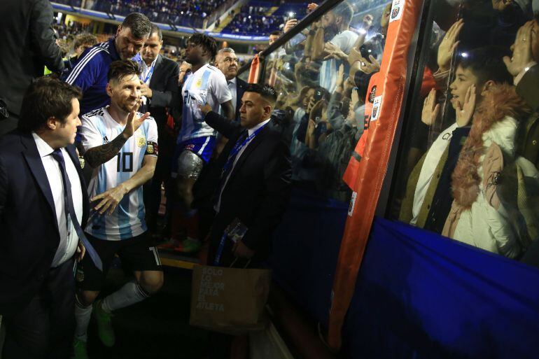 Messi se dirige al vestuario de La Bombonera cuando termina el Argentina-Haití