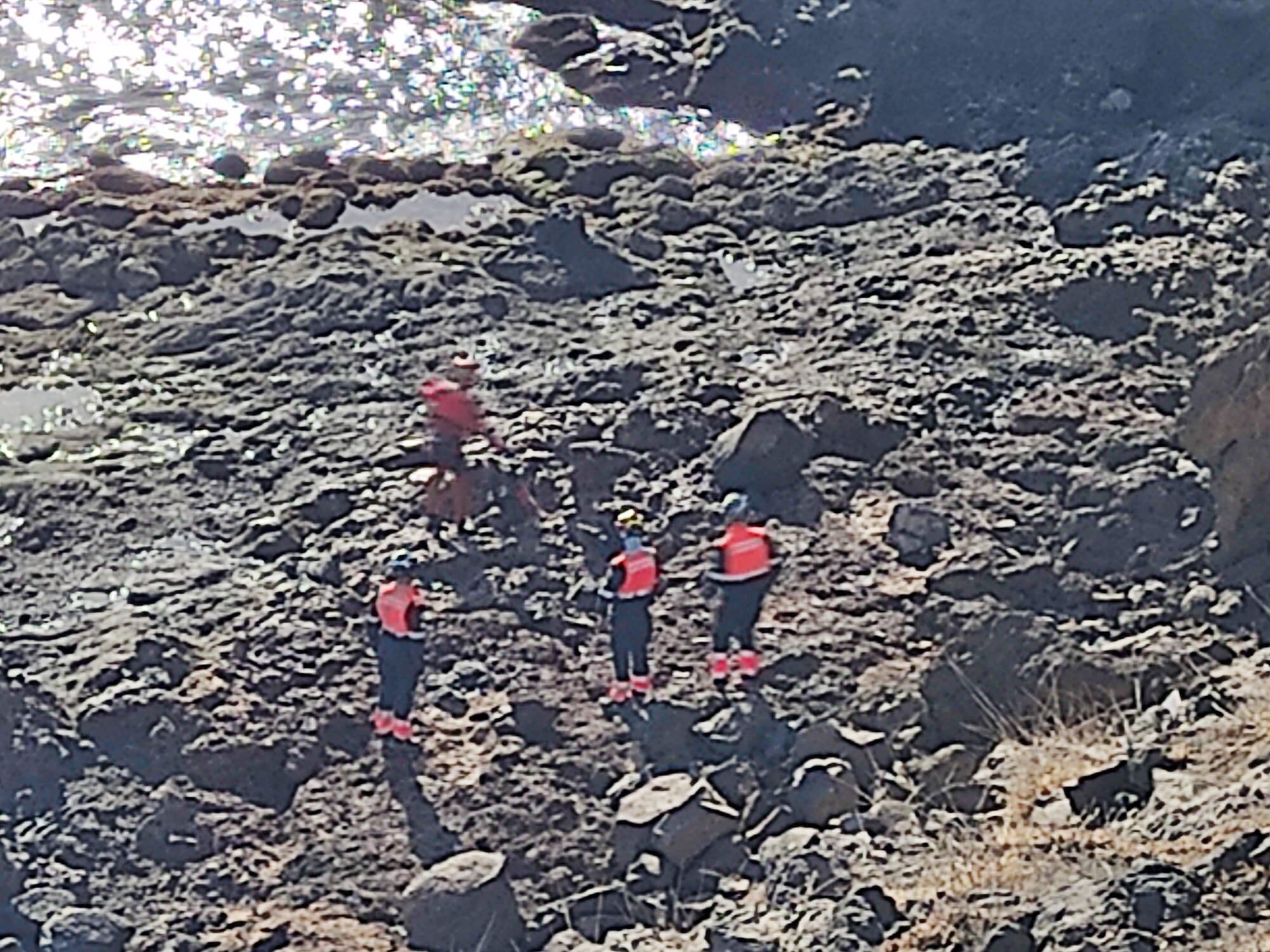 Bomberos de Lanzarote colaborando en la recuperación de un cadáver.