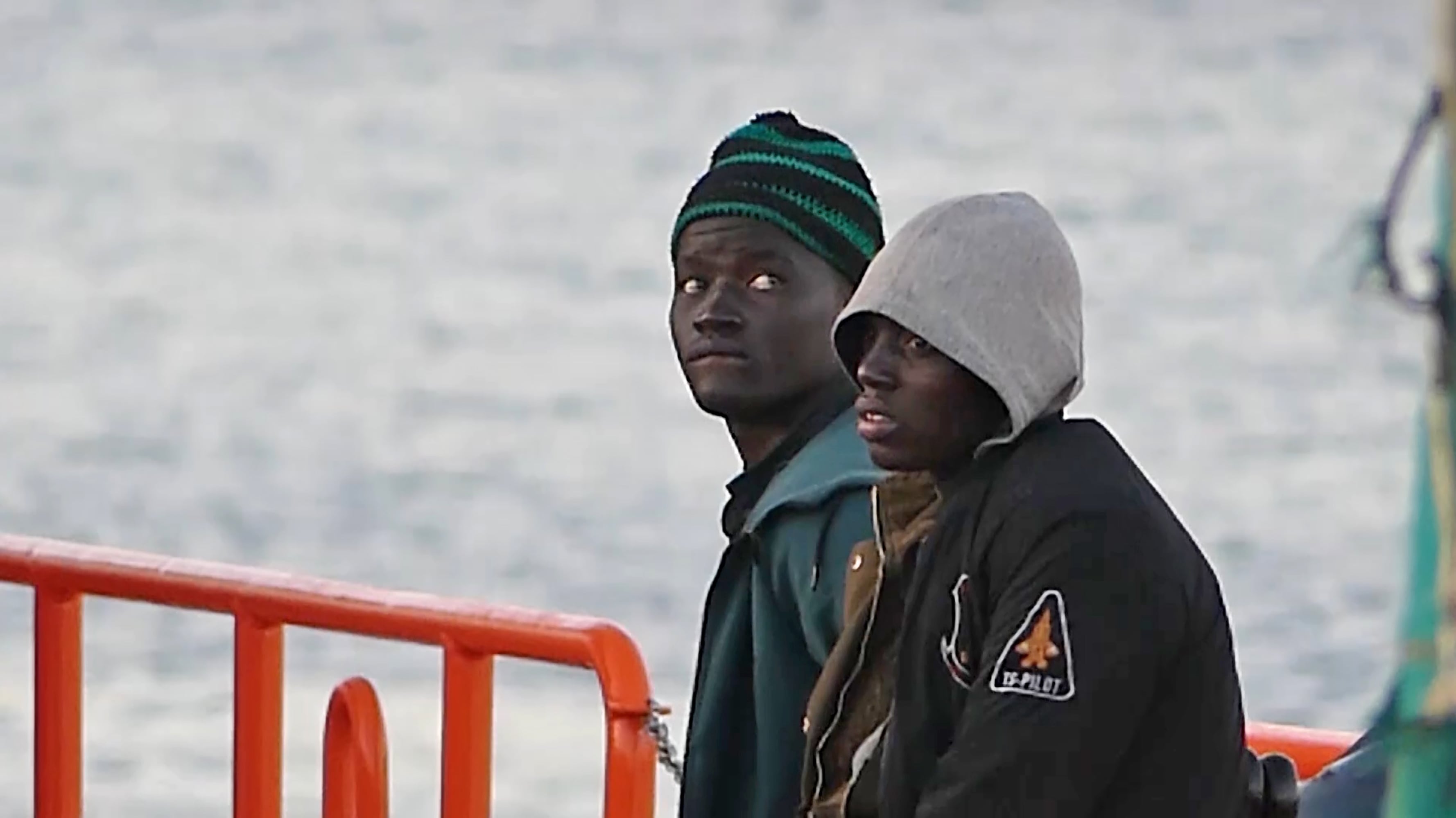 Imagen de dos menores migrantes en las costas de Gran Canaria