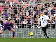 Ramazzani convierte de penalti para adelantar al Valencia ante Osasuna