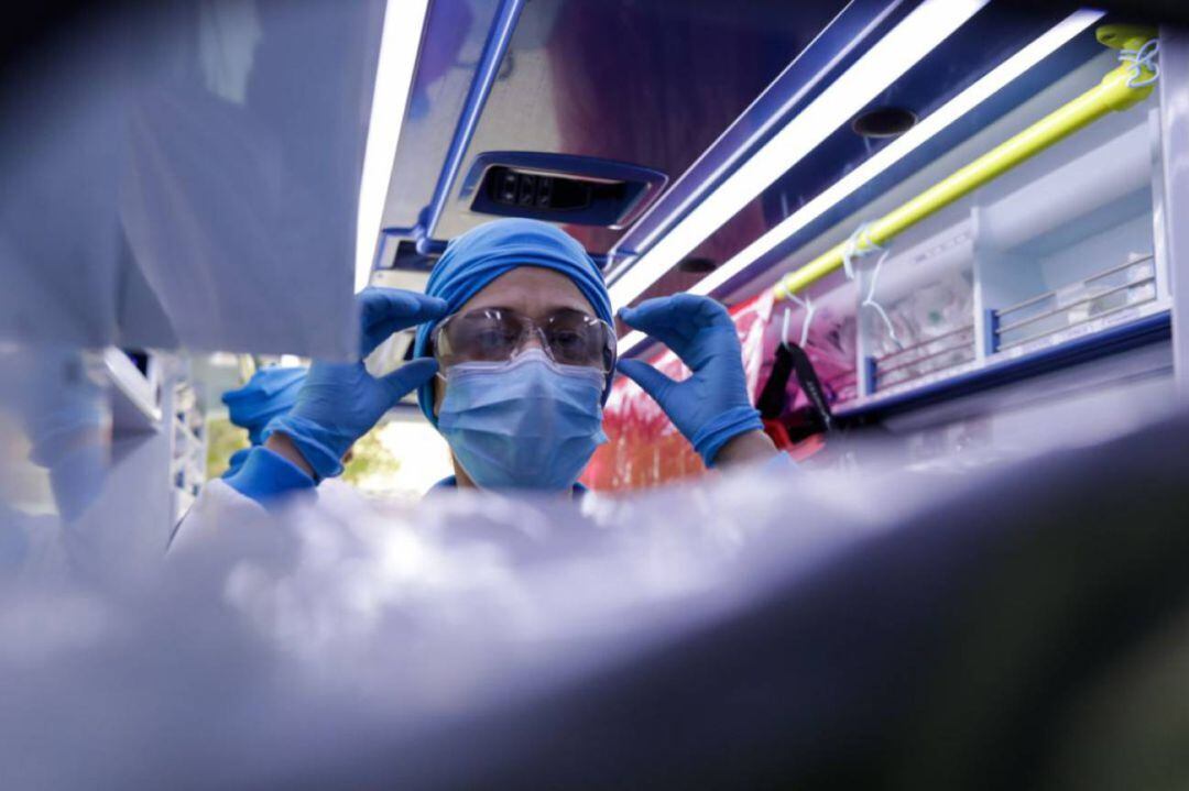 Una sanitaria con un equipo de protección