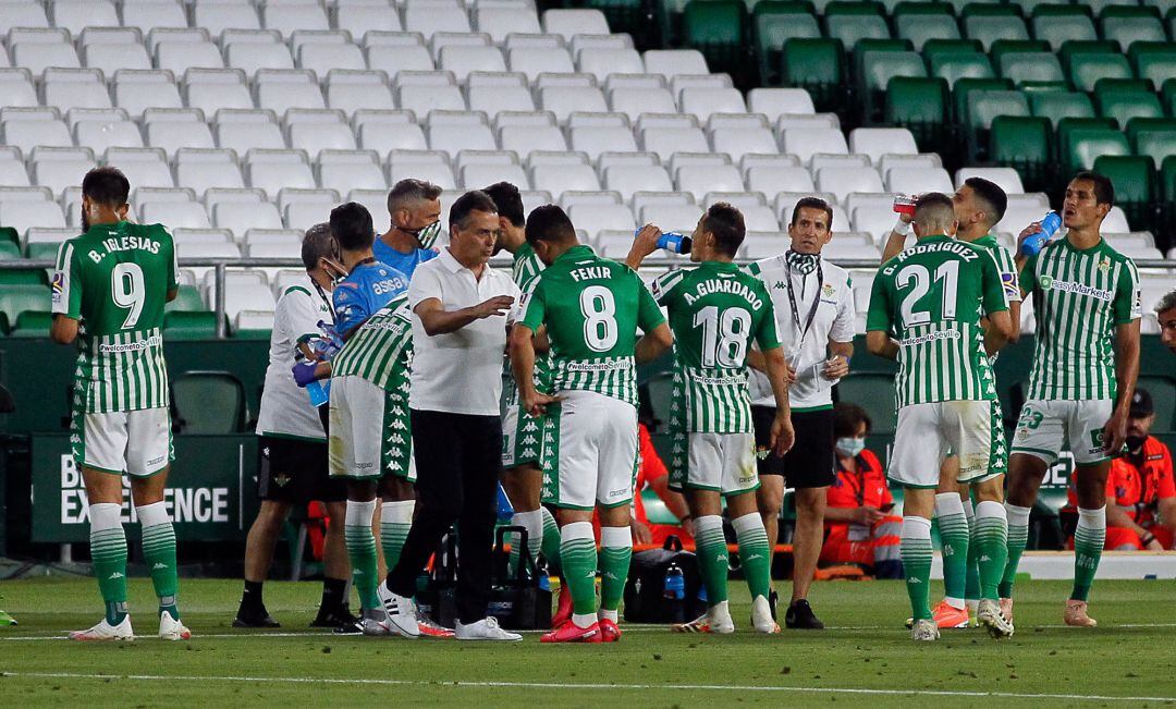 Alexis Trujillo, entrenador del Betis, dando instrucciones a sus jugadores durante el partido ante el Español. 
  