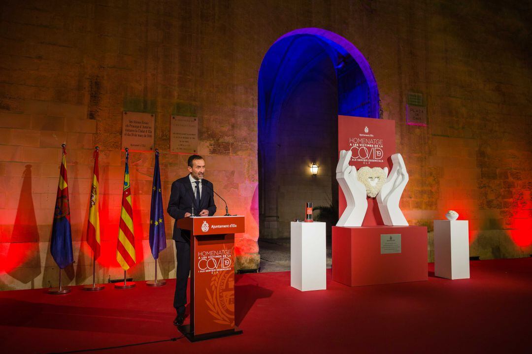 Carlos González en un momento del dicurso en el acto de homenaje a las victimas de la pandemia y servicios esenciales de Elche