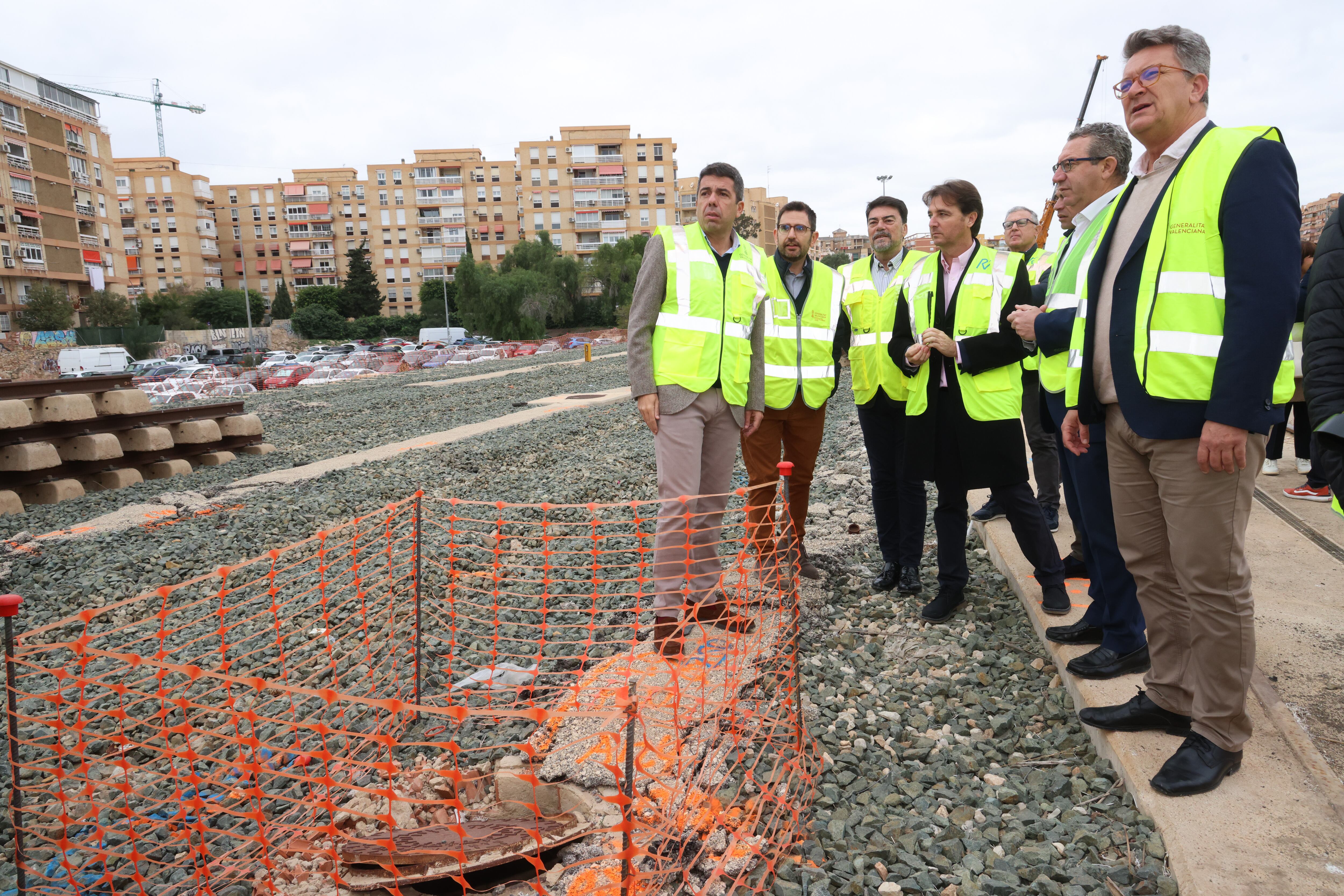 El president de la Generalitat, Carlos Mazón (izquierda) durante la visita a las obras de la estación de Alicante