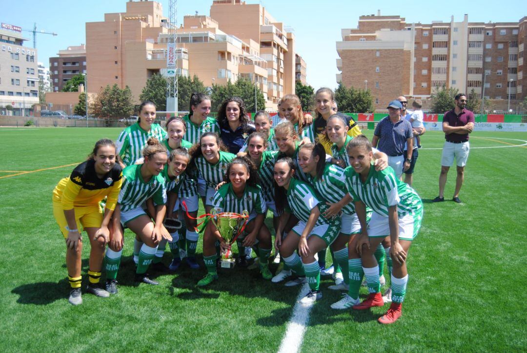 Las campeonas de la Almería Cup en el césped del campo Tito Pedro.