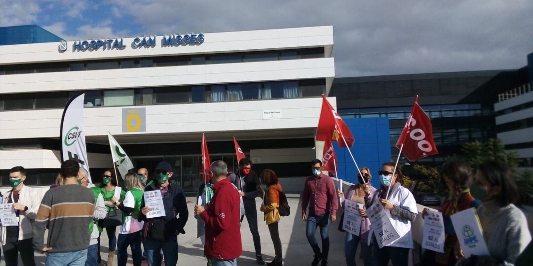 Concentración en la puerta principal de Can Misses