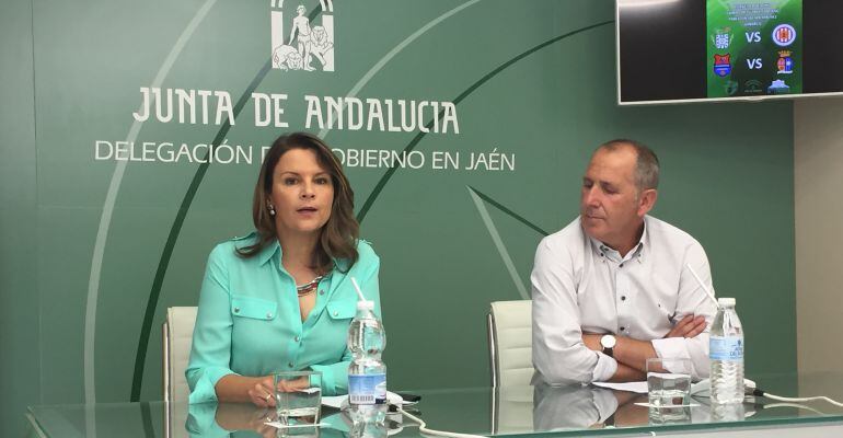 La delegada del Gobierno, Ana Cobo, y el presidente de la Federación Jiennense de Fútbol, Ildefonso Ruiz. 