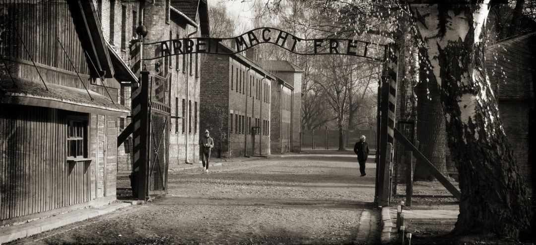 Puerta del campo de concentración de Auschwitz