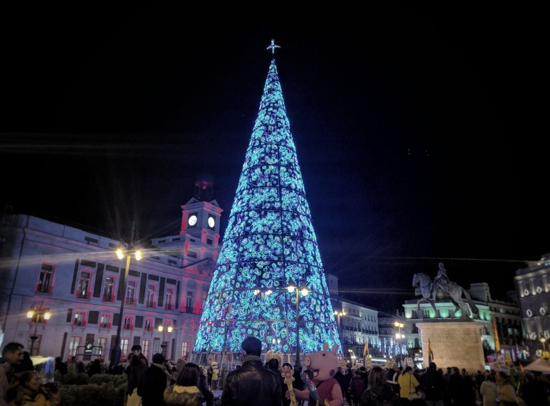 Imagen de la Puerta del Sol, en Madrid, decorada con motivos navideños