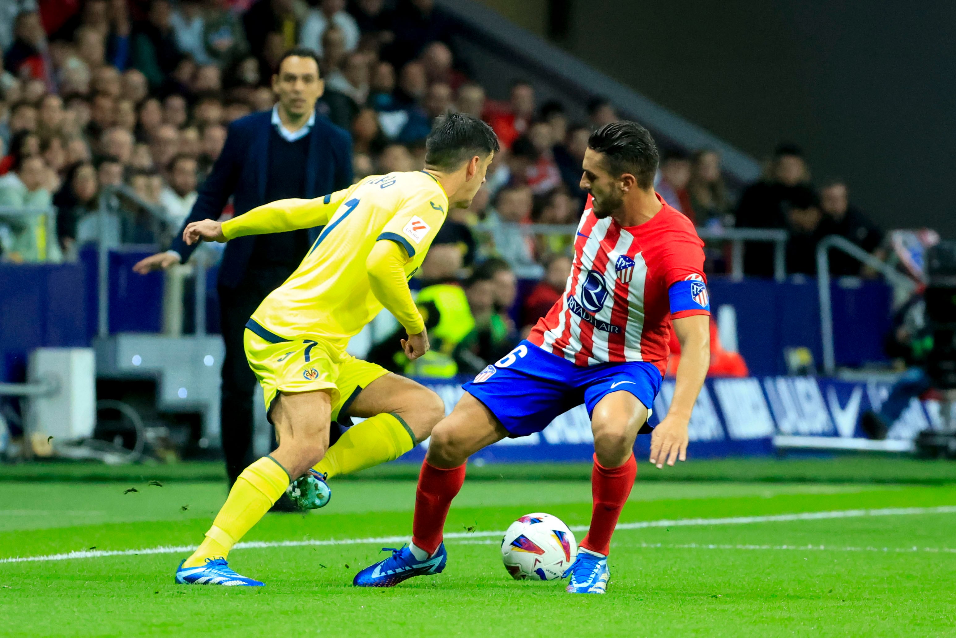 MADRID (ESPAÑA), 12/11/2023.- El delantero del Villarreal Gerard Moreno (i) disputa una posesión ante Koke Resurrección (d) centrocampista del Atlético de Madrid durante el partido correspondiente a la jornada 13 de LaLiga que disputan este domingo Atlético de Madrid y Villarreal en el Cívitas Metropolitano. EFE/ Zipi Aragon
