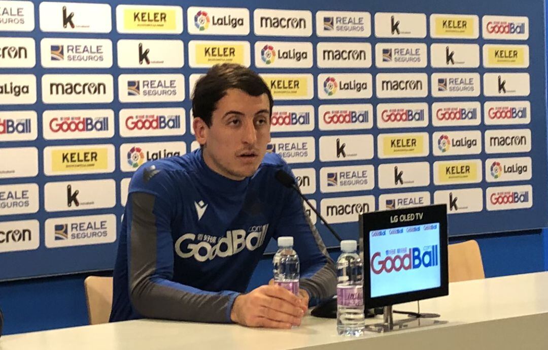 Mikel Oyarzabal en la sala de prensa de Zubieta