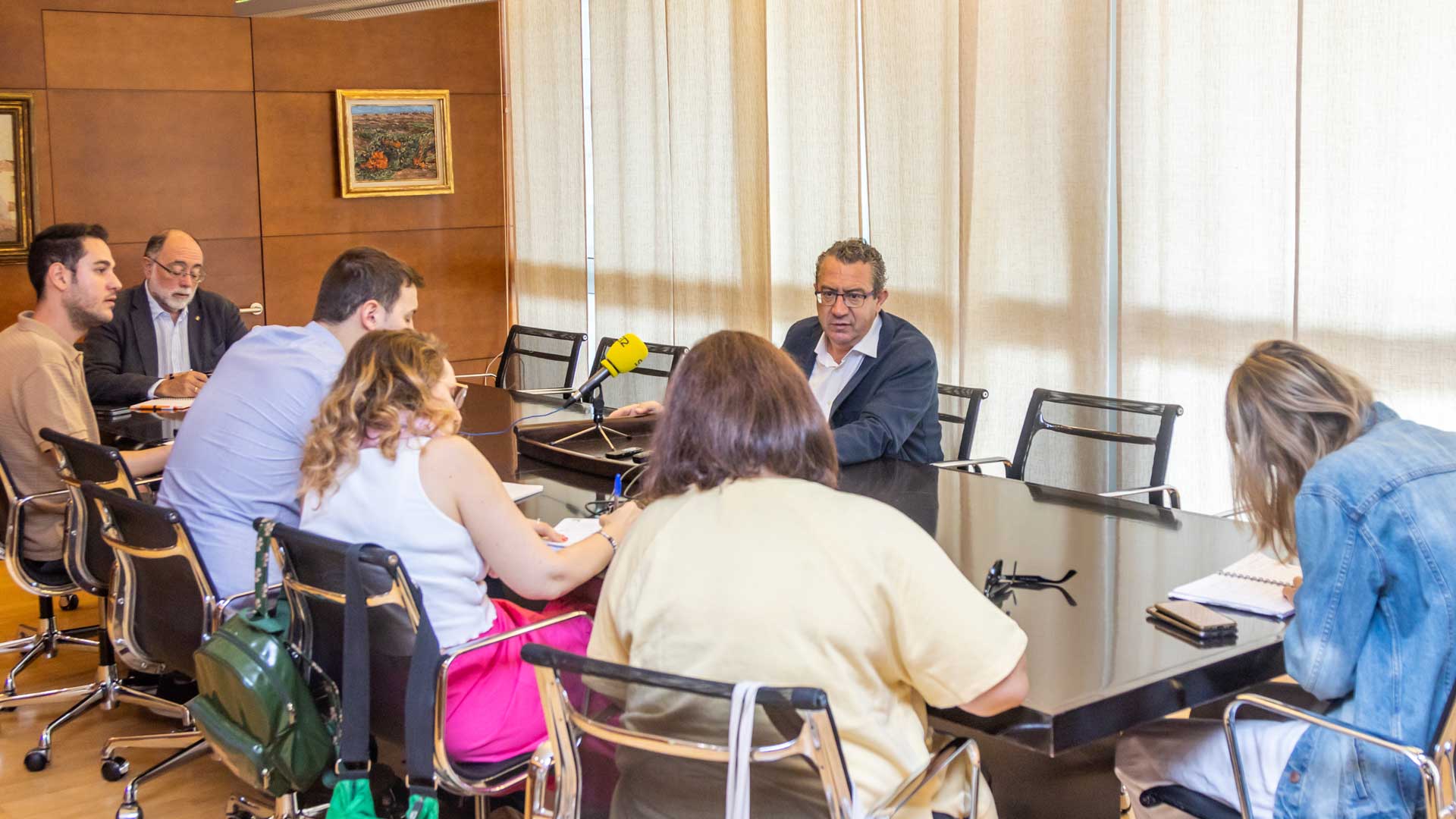 El alcalde de Benidorm durante la rueda de prensa que ha ofrecido este miércoles en el despacho de Alcaldía