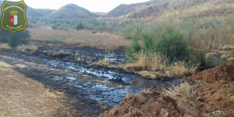 Los residuos del incendio de la nave de Chiloeches han llegado a un arroyo cercano