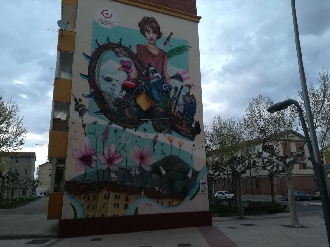 Mural de Nano Lázaro que representa la patrona del barrio