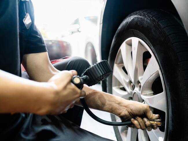 Revisar la presión de los neumáticos es una de las operaciones más habituales antes de partir de viaje