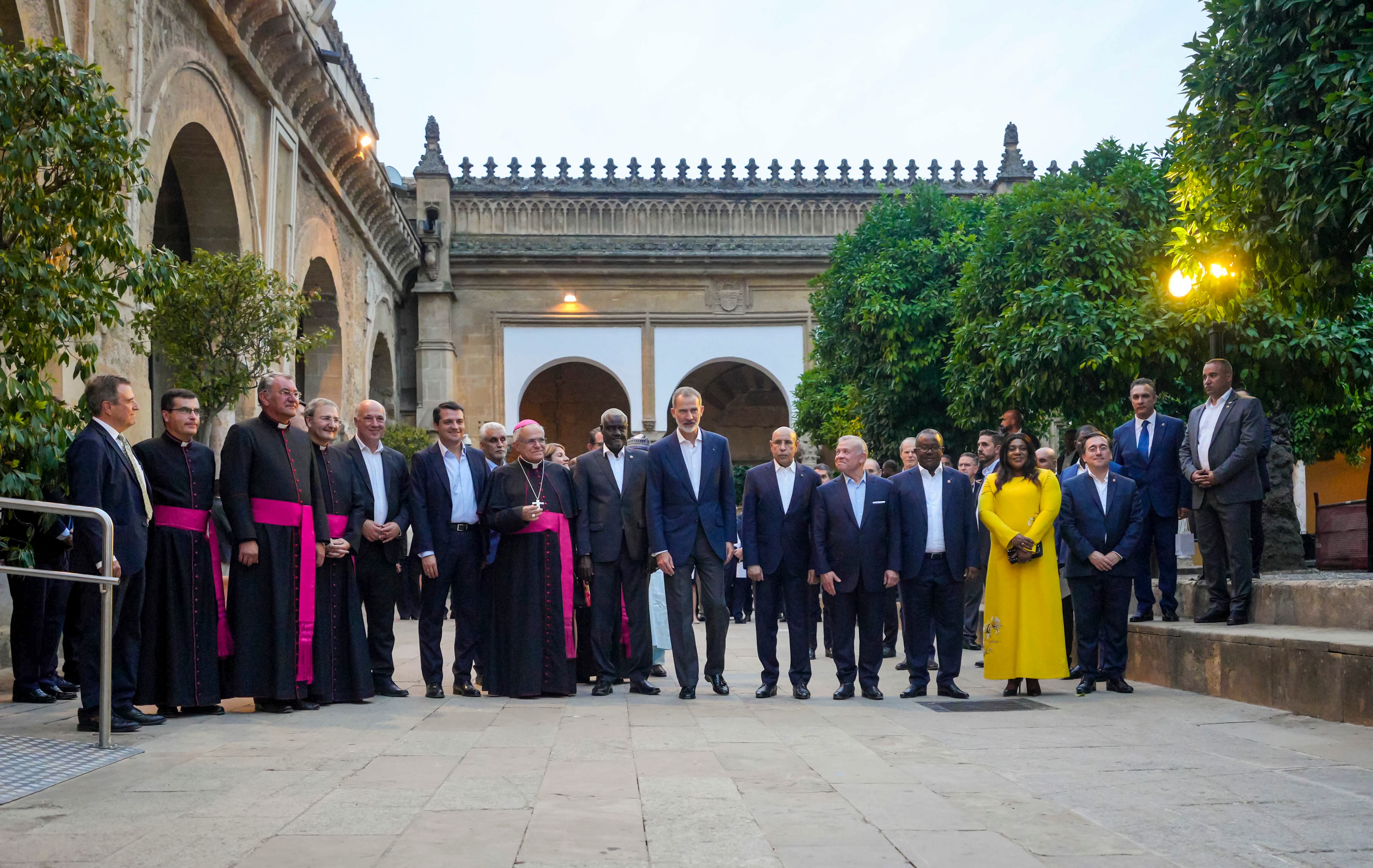 CÓRDOBA. 19/06/2023. El rey Felipe VI y el rey Abadalá II de Jordania acompañados por distintas personalidades asistentes a la cena de bienvenida que ambos monarcas presiden hoy lunes en el Alcázar de los Reyes Cristianos de Córdoba con motivo de la reunión del "Proceso de Áqaba" que se celebra en la capital cordobesa. EFE / RAFA ALCAIDE.
