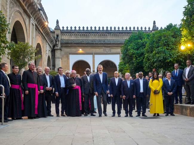 CÓRDOBA. 19/06/2023. El rey Felipe VI y el rey Abadalá II de Jordania acompañados por distintas personalidades asistentes a la cena de bienvenida que ambos monarcas presiden hoy lunes en el Alcázar de los Reyes Cristianos de Córdoba con motivo de la reunión del "Proceso de Áqaba" que se celebra en la capital cordobesa. EFE / RAFA ALCAIDE.