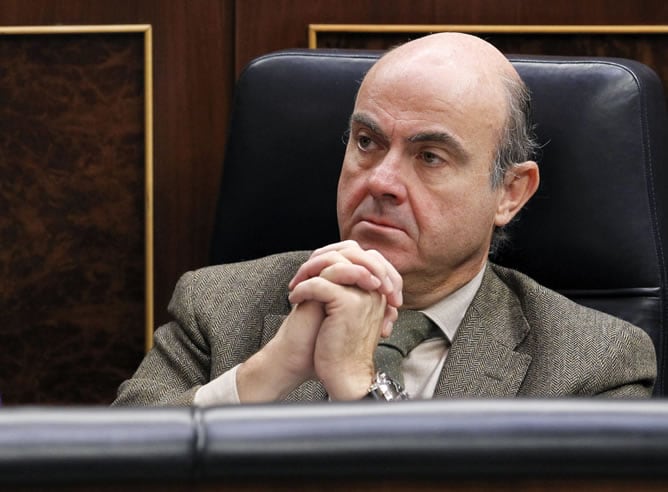 El ministro de Economía y Competitividad, Luis de Guindos, al inicio de la sesión de control al Gobierno en el Congreso