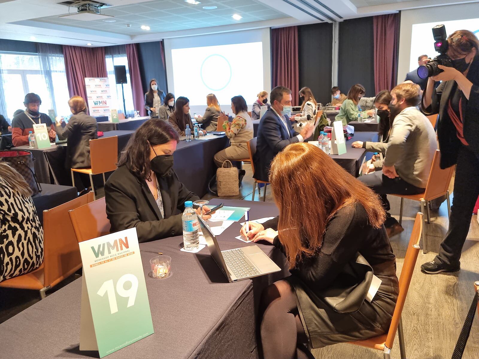 El evento ha comenzado con reuniones de 15 minutos entre los participantes