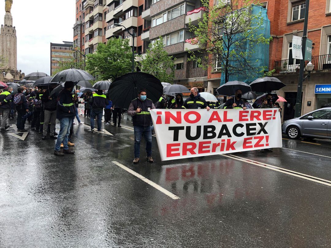 Más de 2.000 personas protestan en Bilbao por los despidos en Tubacex