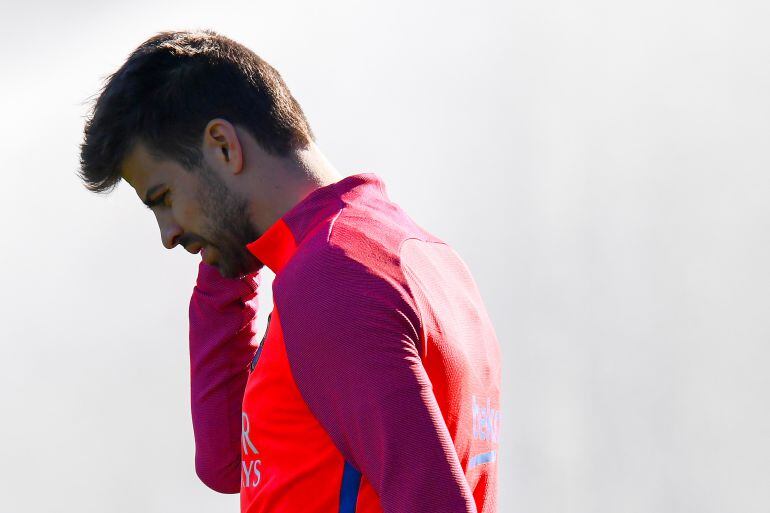 Gerard Piqué, pensativo durante un entrenamiento