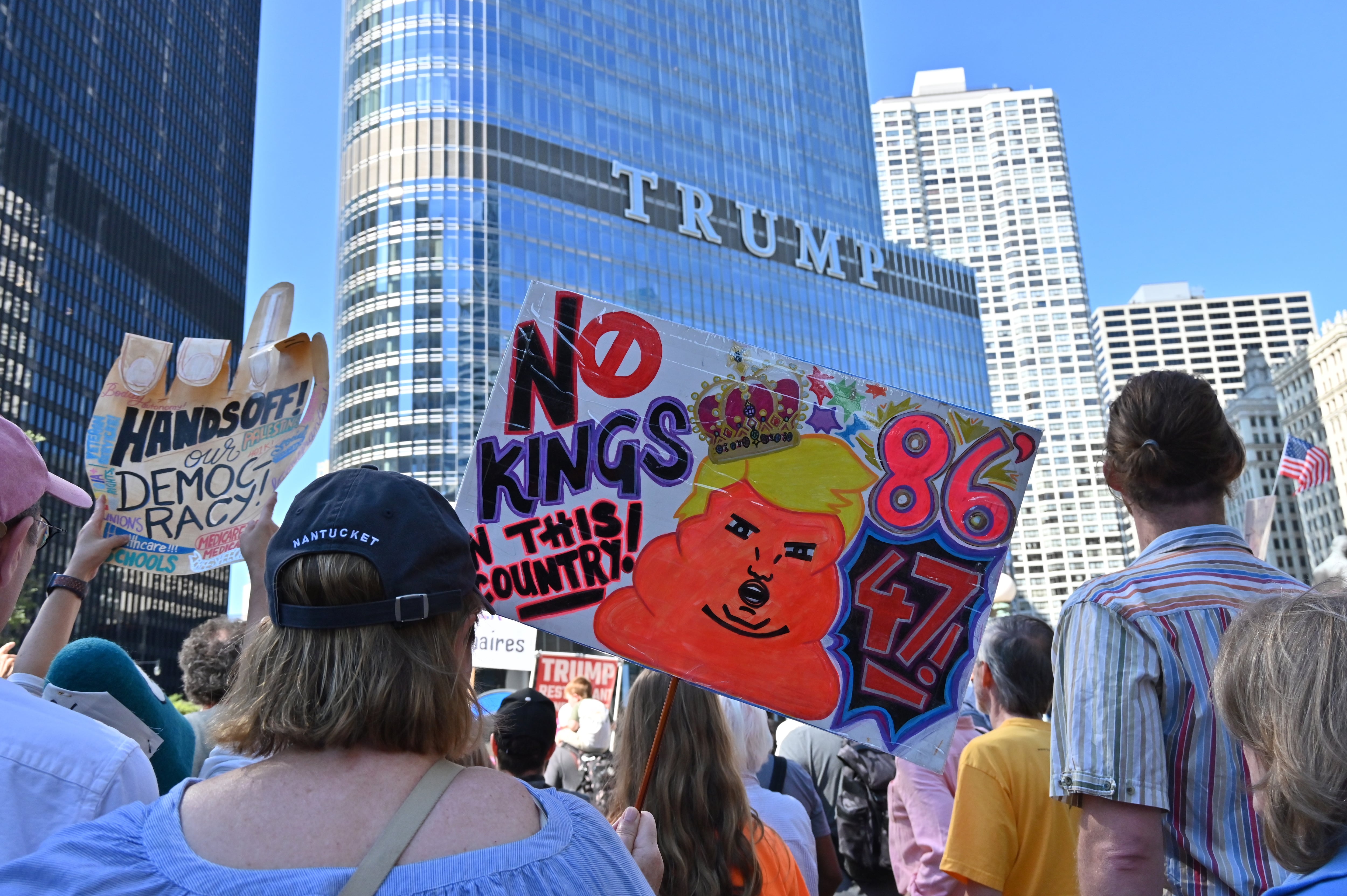 Manifestantes sostienen pancartas durante una protesta en la Torre Trump en Chicago, Illinois, EE. UU., el 1 de septiembre de 2025.