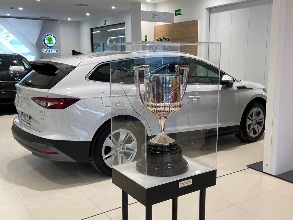 Autocenter Skoda Levante expone la Copa del Rey de Fútbol