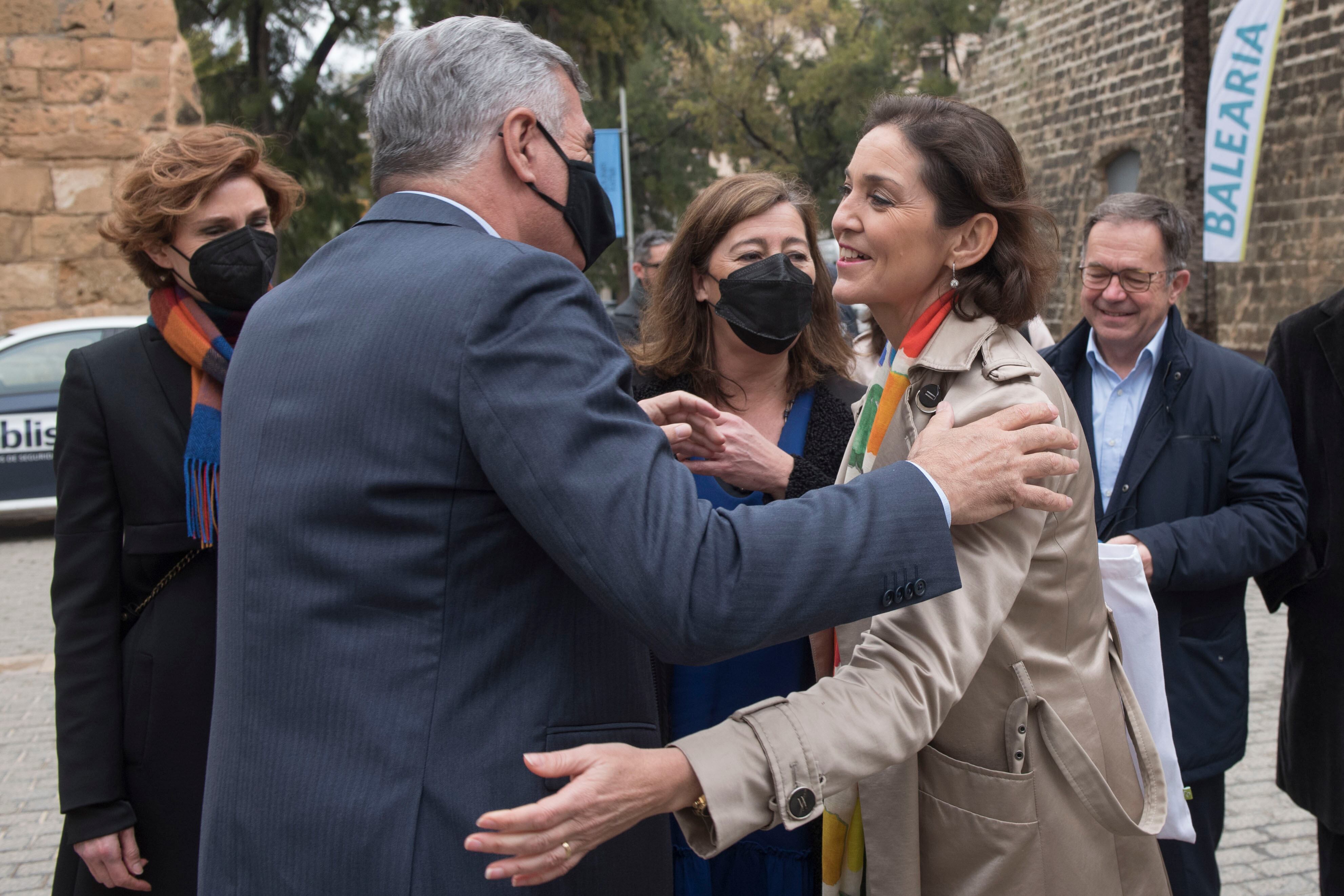PALMA DE MALLORCA (ISLAS BALEARES) 24/03/2022.- La ministra de Industria, Comercio y Turismo, Reyes Maroto (d), acompañada por la presidenta del Gobierno Balear, Francina Armengol (c), saluda al presidente de Balearia, Adolfo Utor (2i) a su llegada a la presentación de la memoria de sostenibilidad de la naviera Balearia en Palma. EFE/Atienza