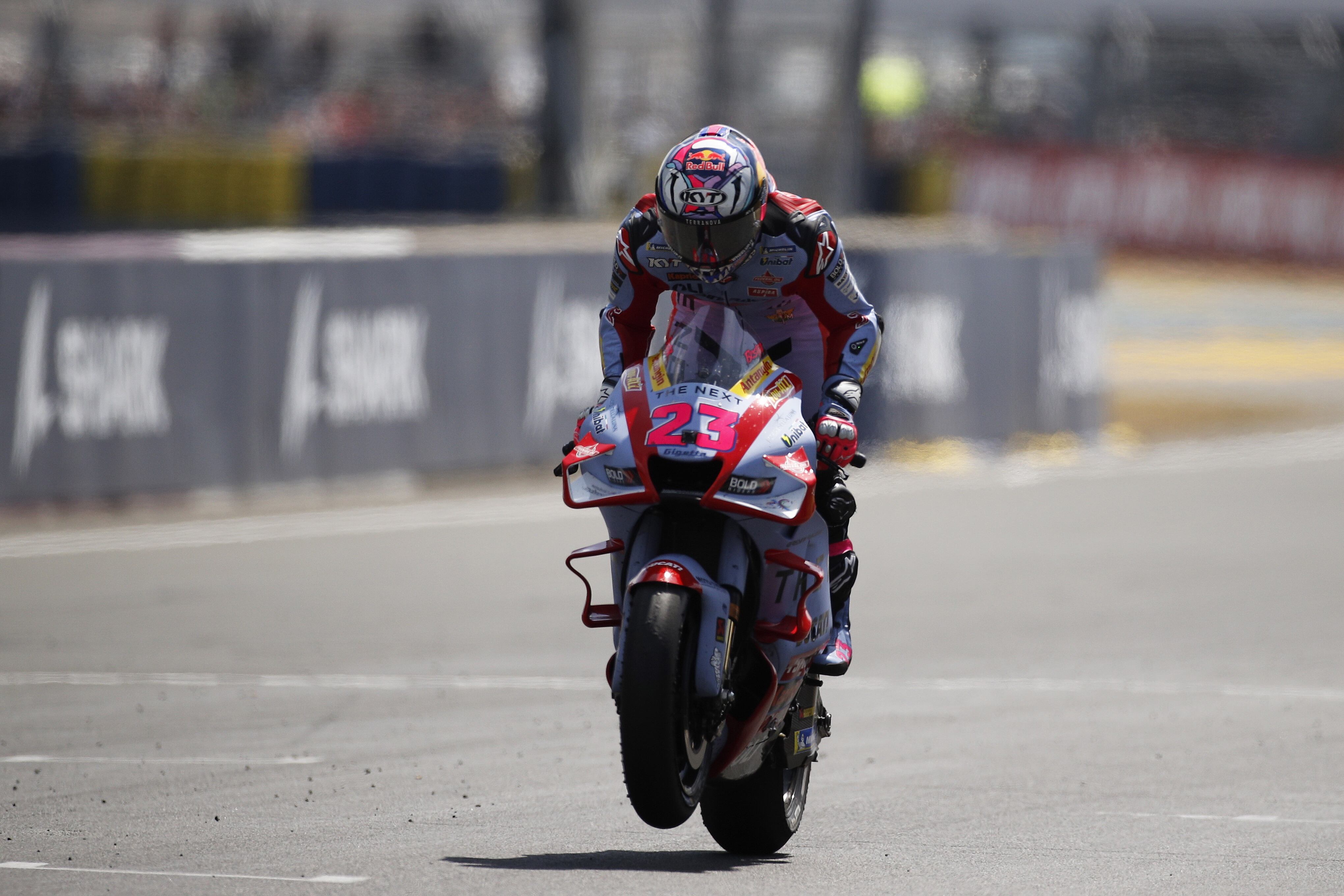 Le Mans (France), 15/05/2022.- Bastianini gana en Moto GP EFE/EPA/YOAN VALAT