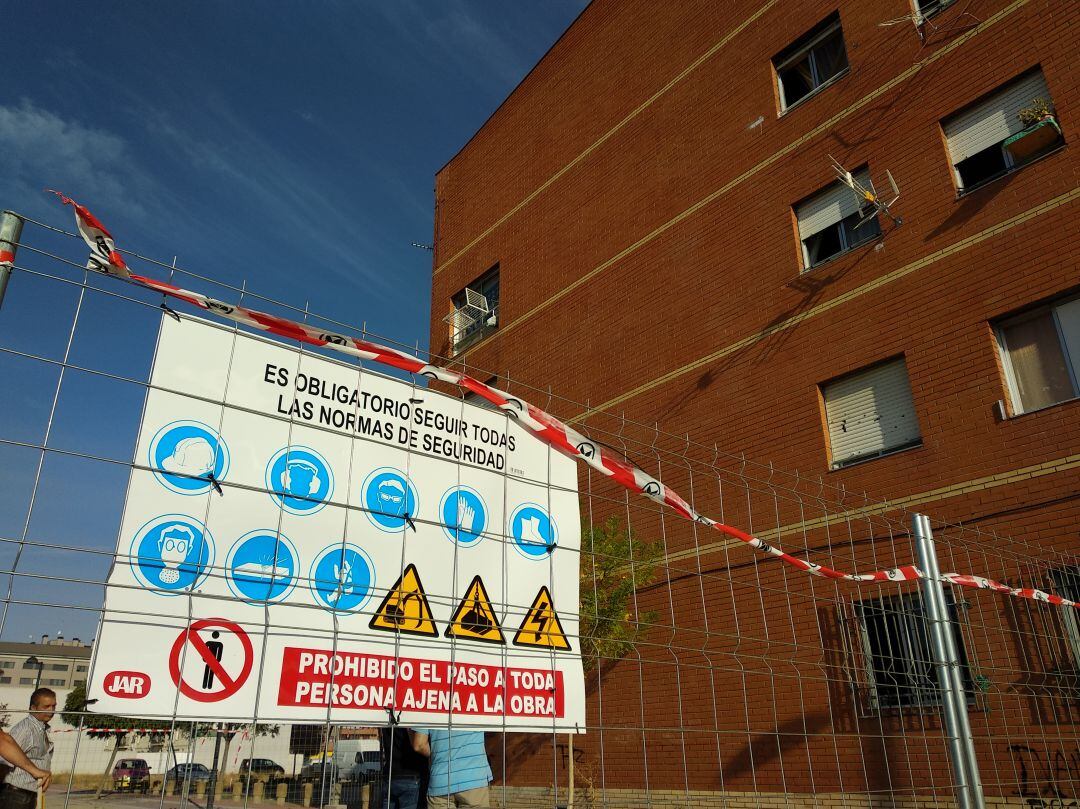 Los técnicos de la Junta analizaron in situ el estado de la fachada sur del edificio Orfeón Arandino que ha sufrido desprendimientos y grietas por el abombamiento del paño exterior por lo que ha sido vallado