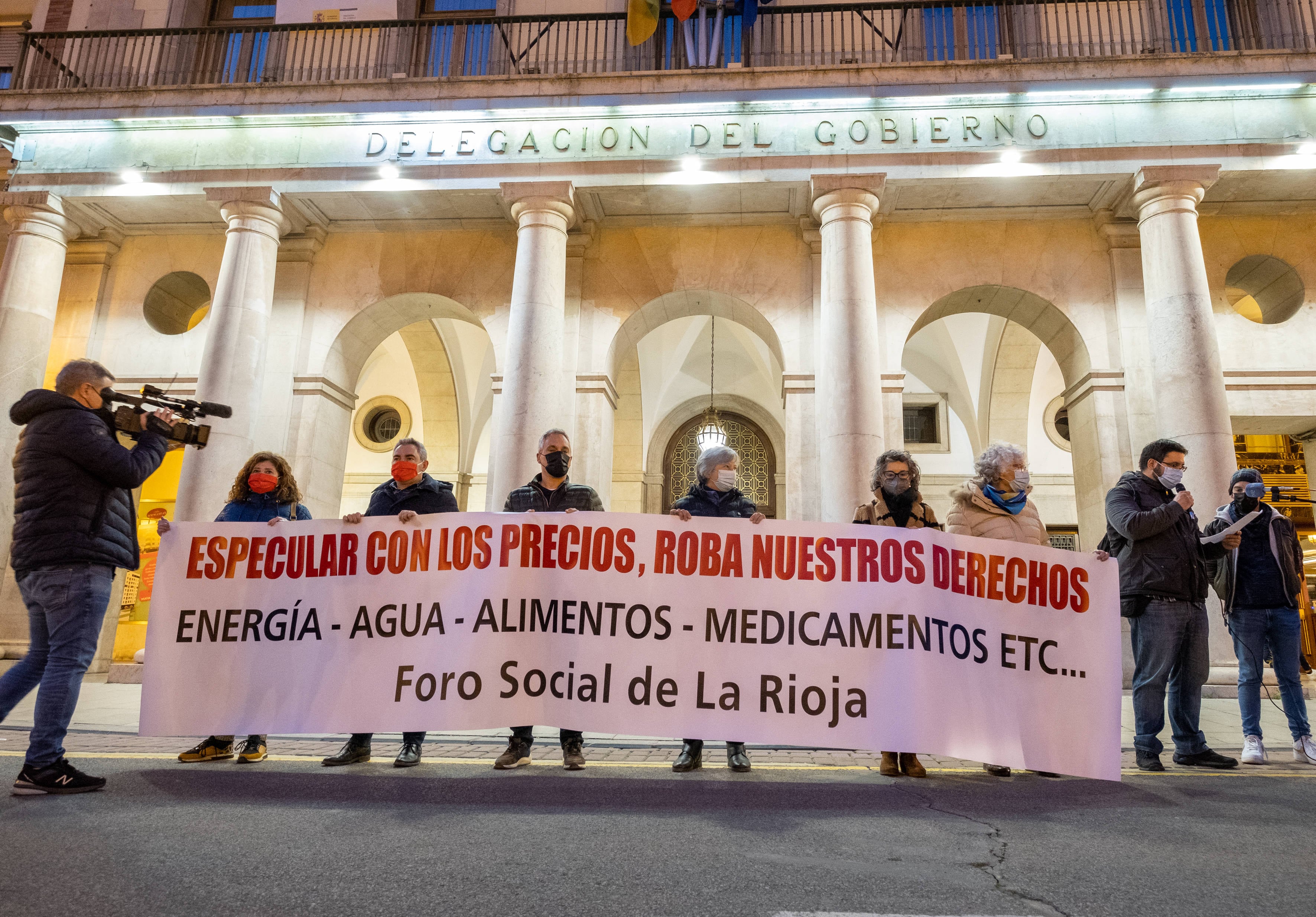 Según los impulsores de la iniciativa, la subida de los precios ha hecho que se "multipliquen los desequilibrios existentes", lo que afecta de forma más grave a "sectores de la población como los jóvenes, las mujeres, las personas con diversidad funcional, las personas migradas y especialmente a las personas en situación irregular".