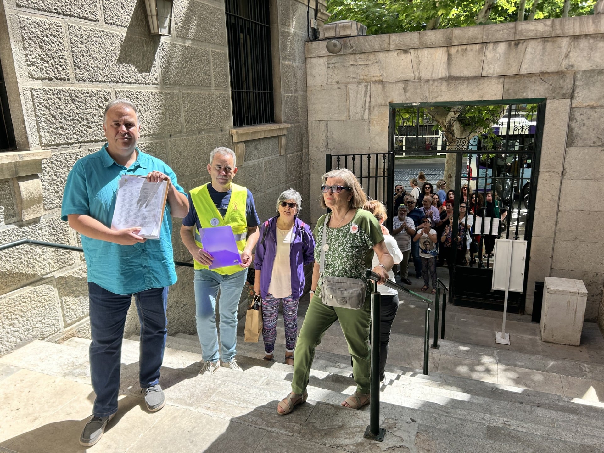 El portavoz de la Plataforma en Defensa de la Sanidad Pública, Germán Moreno, a las puertas de la Delegación de Salud antes de entregar las firmas.